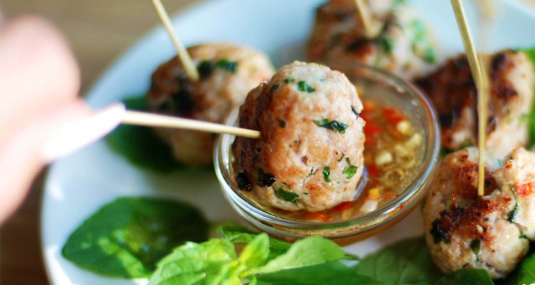 Spicy Asian Meatballs With Thai Vinaigrette Dipping Sauce