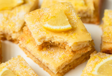 Lemon bars with lemon slices