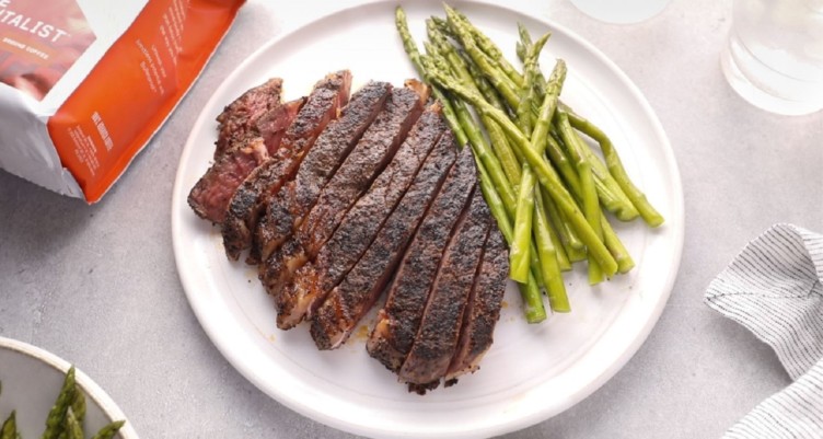 sous vide coffee rubbed steak with asparagus